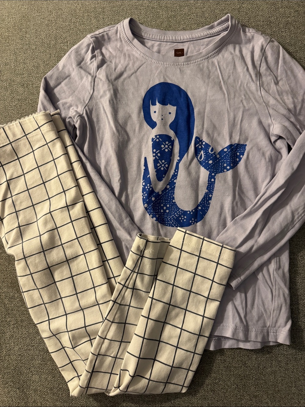 3/$15- Girl’s outfit size 6